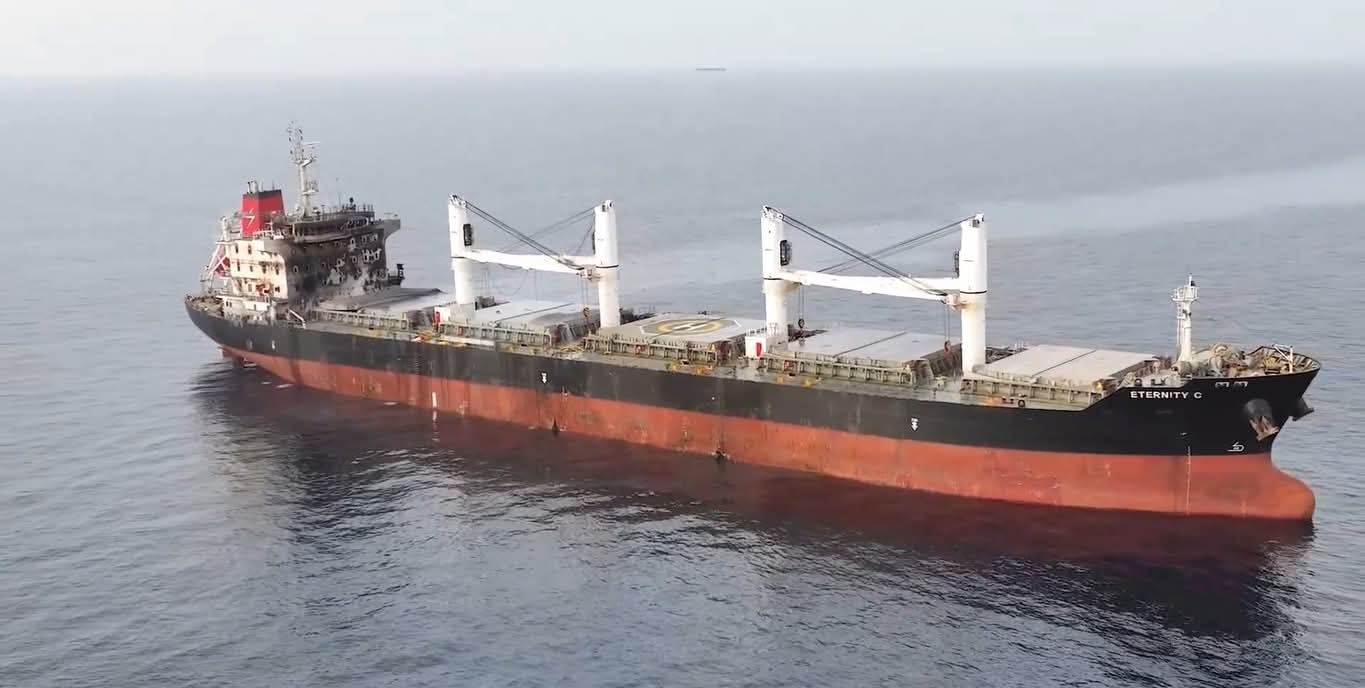 Dutch Cargo Ship ‘Minervagracht’ Attacked in Gulf of Aden, Vessel Adrift and On Fire